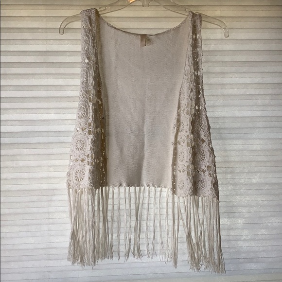 White crochet vest with fringe - Picture 1 of 7